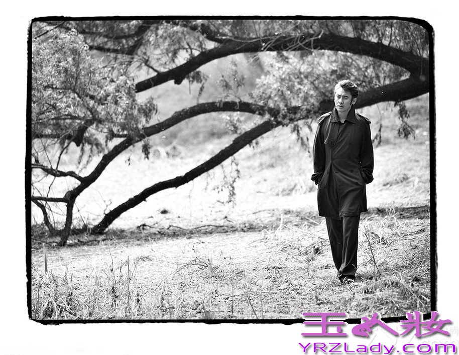 吴秀波虽然不再是年轻的小伙子，但是在他的那个年龄也是有一定市场的，气质上给人一种与众不同的魅力，即使是大叔也能吸引一批年轻妹子的眼光。下面就来欣赏一组吴秀波个人写真图片！非常有味的大叔哦！