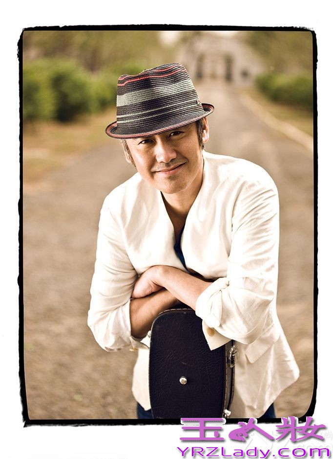 吴秀波虽然不再是年轻的小伙子，但是在他的那个年龄也是有一定市场的，气质上给人一种与众不同的魅力，即使是大叔也能吸引一批年轻妹子的眼光。下面就来欣赏一组吴秀波个人写真图片！非常有味的大叔哦！