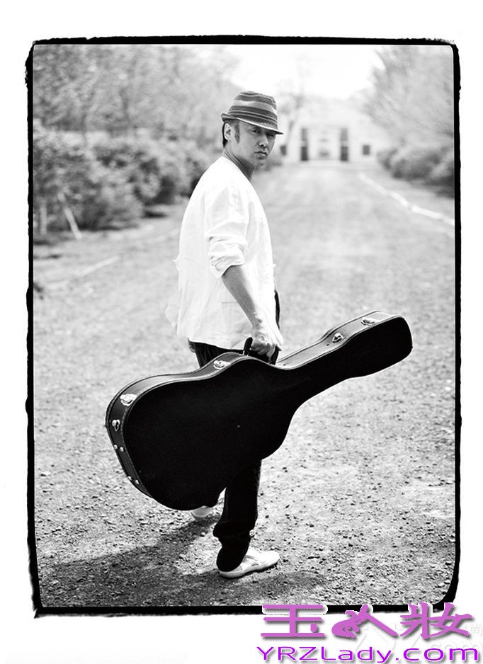 吴秀波虽然不再是年轻的小伙子，但是在他的那个年龄也是有一定市场的，气质上给人一种与众不同的魅力，即使是大叔也能吸引一批年轻妹子的眼光。下面就来欣赏一组吴秀波个人写真图片！非常有味的大叔哦！