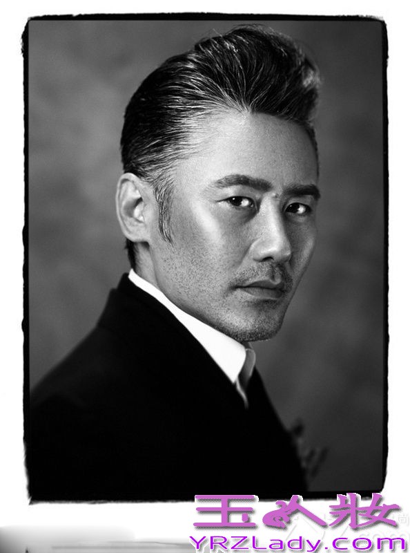 吴秀波虽然不再是年轻的小伙子，但是在他的那个年龄也是有一定市场的，气质上给人一种与众不同的魅力，即使是大叔也能吸引一批年轻妹子的眼光。下面就来欣赏一组吴秀波个人写真图片！非常有味的大叔哦！