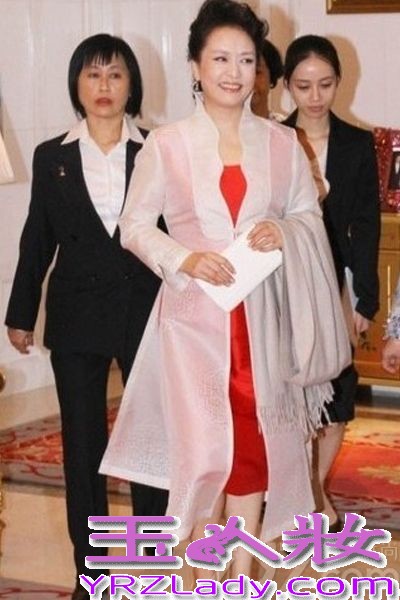 2013年美国《名利场》杂志的全球最佳着装榜中，中国“第一夫人”彭丽媛入选其中，用她独特的“中国style”征服了世界。而在70年前，宋美龄也曾经入围这一榜单。在时尚的轮回中，彭丽媛用优雅精致、高贵得体的时尚观向世界重新递上了一张天朝女性的新名片。这恐怕也是 《名利场》杂志抛弃美国“第一夫人”米歇尔和法国总统奥朗德女友瓦莱丽，而倾倒于丽媛Style的理由。习近平夫妇访问马来西亚讲述中马友好。