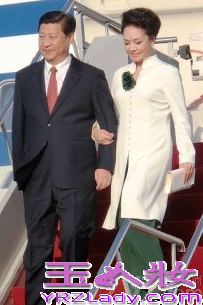 2013年美国《名利场》杂志的全球最佳着装榜中，中国“第一夫人”彭丽媛入选其中，用她独特的“中国style”征服了世界。而在70年前，宋美龄也曾经入围这一榜单。在时尚的轮回中，彭丽媛用优雅精致、高贵得体的时尚观向世界重新递上了一张天朝女性的新名片。这恐怕也是 《名利场》杂志抛弃美国“第一夫人”米歇尔和法国总统奥朗德女友瓦莱丽，而倾倒于丽媛Style的理由。习近平夫妇访问马来西亚讲述中马友好。