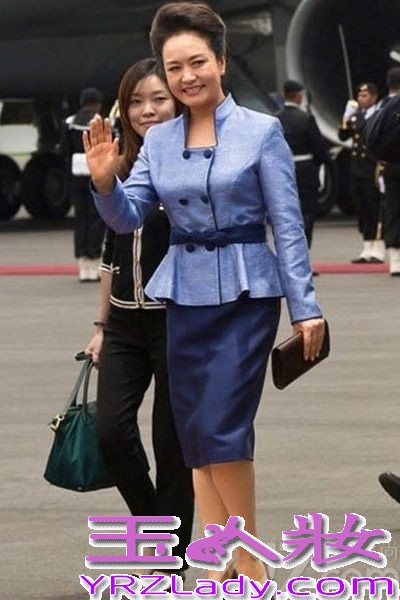 2013年美国《名利场》杂志的全球最佳着装榜中，中国“第一夫人”彭丽媛入选其中，用她独特的“中国style”征服了世界。而在70年前，宋美龄也曾经入围这一榜单。在时尚的轮回中，彭丽媛用优雅精致、高贵得体的时尚观向世界重新递上了一张天朝女性的新名片。这恐怕也是 《名利场》杂志抛弃美国“第一夫人”米歇尔和法国总统奥朗德女友瓦莱丽，而倾倒于丽媛Style的理由。习近平夫妇访问马来西亚讲述中马友好。