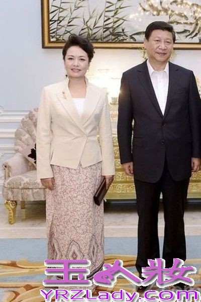 2013年美国《名利场》杂志的全球最佳着装榜中，中国“第一夫人”彭丽媛入选其中，用她独特的“中国style”征服了世界。而在70年前，宋美龄也曾经入围这一榜单。在时尚的轮回中，彭丽媛用优雅精致、高贵得体的时尚观向世界重新递上了一张天朝女性的新名片。这恐怕也是 《名利场》杂志抛弃美国“第一夫人”米歇尔和法国总统奥朗德女友瓦莱丽，而倾倒于丽媛Style的理由。习近平夫妇访问马来西亚讲述中马友好。