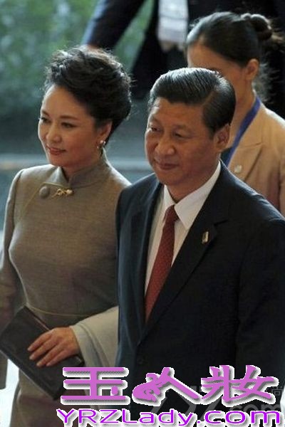 2013年美国《名利场》杂志的全球最佳着装榜中，中国“第一夫人”彭丽媛入选其中，用她独特的“中国style”征服了世界。而在70年前，宋美龄也曾经入围这一榜单。在时尚的轮回中，彭丽媛用优雅精致、高贵得体的时尚观向世界重新递上了一张天朝女性的新名片。这恐怕也是 《名利场》杂志抛弃美国“第一夫人”米歇尔和法国总统奥朗德女友瓦莱丽，而倾倒于丽媛Style的理由。习近平夫妇访问马来西亚讲述中马友好。