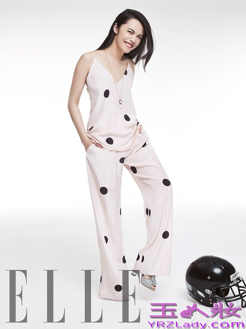 新年伊始，姚晨为《ELLE》拍摄的全新封面大片曝光。图中姚晨时尚混搭运动风，时而性感咬唇，时而轻盈跃起，时而狡黠坏笑，时髦有型活力十足，女王气场强劲。