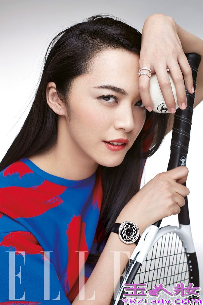 新年伊始，姚晨为《ELLE》拍摄的全新封面大片曝光。图中姚晨时尚混搭运动风，时而性感咬唇，时而轻盈跃起，时而狡黠坏笑，时髦有型活力十足，女王气场强劲。