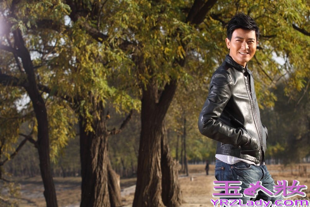 日前，青年演员杨梓铎曝光了一组冬日写真，机车皮衣齐上阵，都市摇滚感十足，将阳光型男的帅气把握的十分到位。据悉，由杨梓铎领衔主演的大型史诗巨制《邓小平》已于近日杀青，杨梓铎由导演吴子牛“钦点”，饰演了一位七十年代依靠恢复高考改变自身命运的知识青年夏建国。该剧预计于今年8月份登陆荧屏与观众见面。