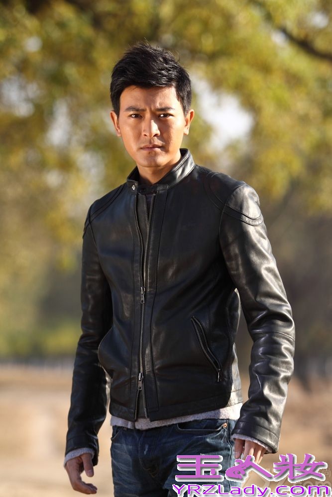 日前，青年演员杨梓铎曝光了一组冬日写真，机车皮衣齐上阵，都市摇滚感十足，将阳光型男的帅气把握的十分到位。据悉，由杨梓铎领衔主演的大型史诗巨制《邓小平》已于近日杀青，杨梓铎由导演吴子牛“钦点”，饰演了一位七十年代依靠恢复高考改变自身命运的知识青年夏建国。该剧预计于今年8月份登陆荧屏与观众见面。