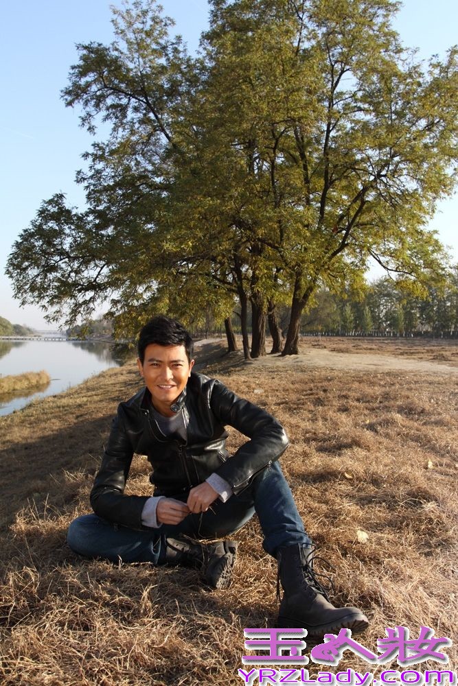 日前，青年演员杨梓铎曝光了一组冬日写真，机车皮衣齐上阵，都市摇滚感十足，将阳光型男的帅气把握的十分到位。据悉，由杨梓铎领衔主演的大型史诗巨制《邓小平》已于近日杀青，杨梓铎由导演吴子牛“钦点”，饰演了一位七十年代依靠恢复高考改变自身命运的知识青年夏建国。该剧预计于今年8月份登陆荧屏与观众见面。