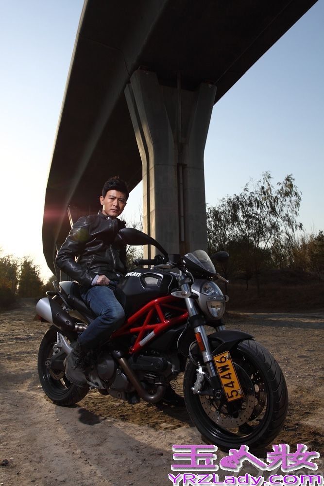 日前，青年演员杨梓铎曝光了一组冬日写真，机车皮衣齐上阵，都市摇滚感十足，将阳光型男的帅气把握的十分到位。据悉，由杨梓铎领衔主演的大型史诗巨制《邓小平》已于近日杀青，杨梓铎由导演吴子牛“钦点”，饰演了一位七十年代依靠恢复高考改变自身命运的知识青年夏建国。该剧预计于今年8月份登陆荧屏与观众见面。