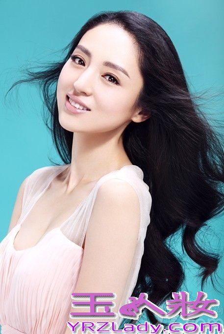 近日，女星董璇曝光了一组最新拍摄的时尚写真大片。大片中，她身着一袭淡雅白裙映衬无暇美肌，眉眼间风动多情，配以精致妆容飘逸长发，散发一股清澈唯美的梦幻气息，优雅的姿态宛若女神令人着迷动情。