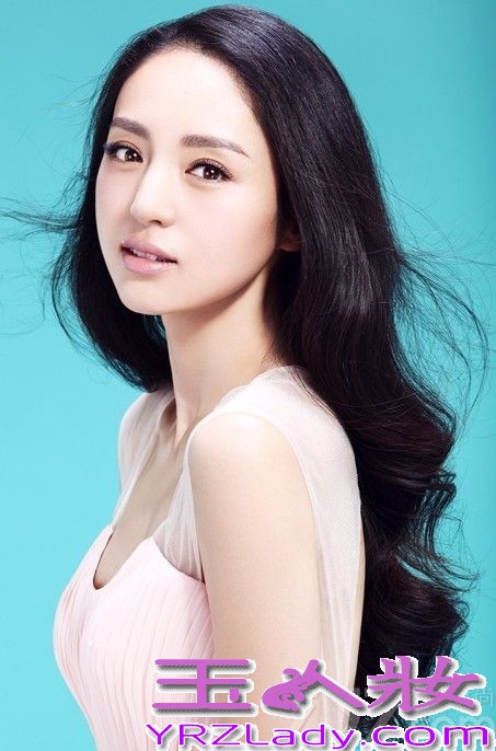 近日，女星董璇曝光了一组最新拍摄的时尚写真大片。大片中，她身着一袭淡雅白裙映衬无暇美肌，眉眼间风动多情，配以精致妆容飘逸长发，散发一股清澈唯美的梦幻气息，优雅的姿态宛若女神令人着迷动情。