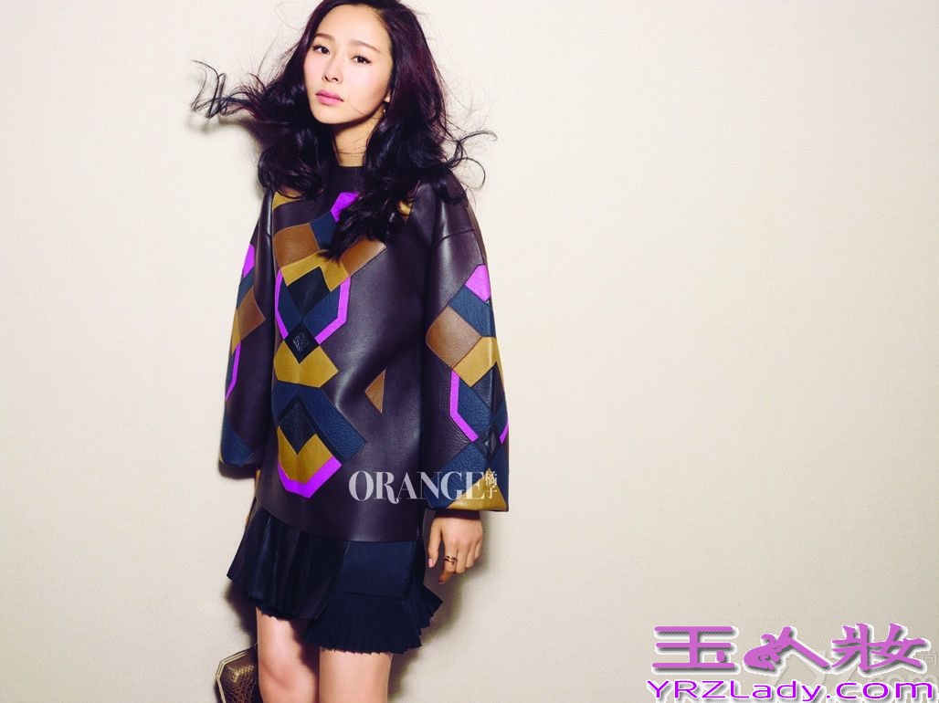 近日，江一燕优雅轻熟女范登某雜志2014年開年封面，招牌的迷人笑容带来了浓浓的暖意。一直坚持爬行哲学慢态度生活的她在采访中坦言最坚持一句话：“不争，也有你的世界！”近兩年來，江一燕大银幕不断颠覆，回归荧屏倾情献声，挑战话剧舞台跨界出书，看似繁忙的工作目标却在她爬行哲学的生活理念里面安排地有条不紊，循序渐进。每年依然带上相机有几次说走就走的旅行，依然抽出一个月的时间回到自己一直资助的广西巴马长洞小学公益支教。新一年，她透露，因为演了《四大名捕》姬遥花这样女强人的角色，就更加明白自己更适合做一个小女人，享受生活享受自由享受唱歌演戏写作的兴趣。除了挑战自己从未触碰的电影角色类型之外，更多的时间要去维护自己刚刚成立的爱心爬行者公益基金，把坚持七年的公益项目往前推进一步。