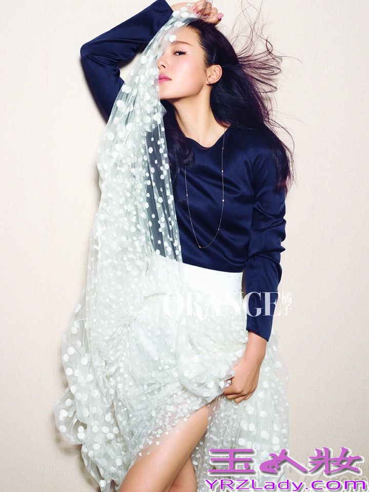 近日，江一燕优雅轻熟女范登某雜志2014年開年封面，招牌的迷人笑容带来了浓浓的暖意。一直坚持爬行哲学慢态度生活的她在采访中坦言最坚持一句话：“不争，也有你的世界！”近兩年來，江一燕大银幕不断颠覆，回归荧屏倾情献声，挑战话剧舞台跨界出书，看似繁忙的工作目标却在她爬行哲学的生活理念里面安排地有条不紊，循序渐进。每年依然带上相机有几次说走就走的旅行，依然抽出一个月的时间回到自己一直资助的广西巴马长洞小学公益支教。新一年，她透露，因为演了《四大名捕》姬遥花这样女强人的角色，就更加明白自己更适合做一个小女人，享受生活享受自由享受唱歌演戏写作的兴趣。除了挑战自己从未触碰的电影角色类型之外，更多的时间要去维护自己刚刚成立的爱心爬行者公益基金，把坚持七年的公益项目往前推进一步。