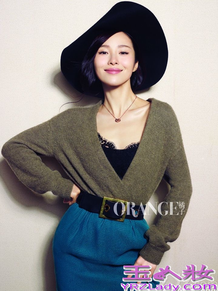 近日，江一燕优雅轻熟女范登某雜志2014年開年封面，招牌的迷人笑容带来了浓浓的暖意。一直坚持爬行哲学慢态度生活的她在采访中坦言最坚持一句话：“不争，也有你的世界！”近兩年來，江一燕大银幕不断颠覆，回归荧屏倾情献声，挑战话剧舞台跨界出书，看似繁忙的工作目标却在她爬行哲学的生活理念里面安排地有条不紊，循序渐进。每年依然带上相机有几次说走就走的旅行，依然抽出一个月的时间回到自己一直资助的广西巴马长洞小学公益支教。新一年，她透露，因为演了《四大名捕》姬遥花这样女强人的角色，就更加明白自己更适合做一个小女人，享受生活享受自由享受唱歌演戏写作的兴趣。除了挑战自己从未触碰的电影角色类型之外，更多的时间要去维护自己刚刚成立的爱心爬行者公益基金，把坚持七年的公益项目往前推进一步。