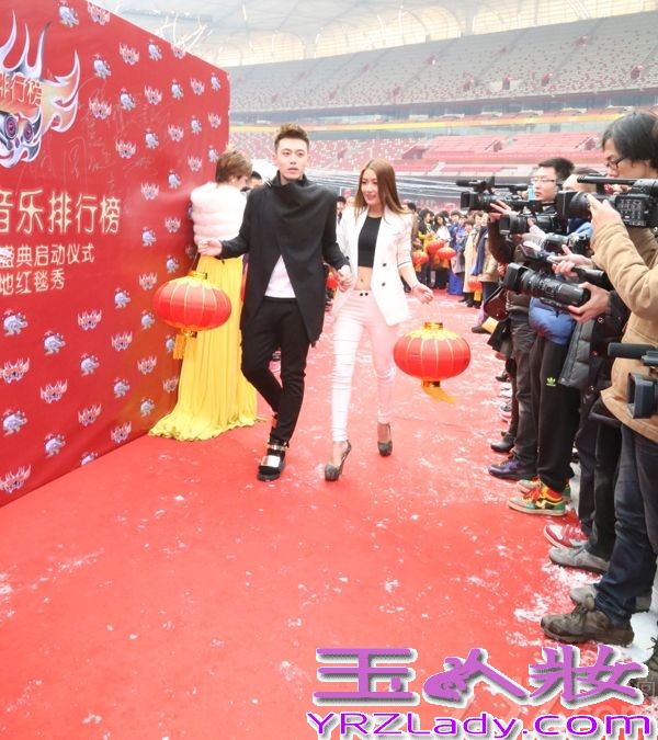 华语音乐排行榜2014启动仪式，奥运宣传大使 巨亿天华董事长，全能女神孙敬媛惊现现场，一身帅气的阿玛尼西装，脱去她以往的性感晚礼装换上西装的她 依然风采照人，不失性感俏皮，孙敬媛本次牵手男神陈希郡一同出席华语音乐排行榜的启动仪式，孙敬媛刚刚发行了2014年的新单曲“爱的光芒”，据悉，孙敬媛赴往三亚拍摄“爱的光芒”的MV，也将在新年过后与大家分享，本次MV巨亿天华公司邀请到了陆川电影《王的盛宴》中的副导演刘海制作并完成拍摄，期待新作。