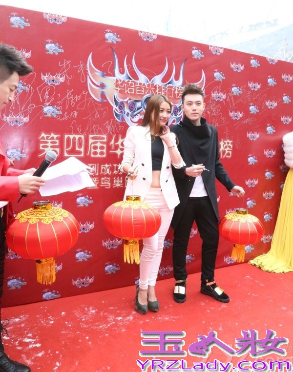 华语音乐排行榜2014启动仪式，奥运宣传大使 巨亿天华董事长，全能女神孙敬媛惊现现场，一身帅气的阿玛尼西装，脱去她以往的性感晚礼装换上西装的她 依然风采照人，不失性感俏皮，孙敬媛本次牵手男神陈希郡一同出席华语音乐排行榜的启动仪式，孙敬媛刚刚发行了2014年的新单曲“爱的光芒”，据悉，孙敬媛赴往三亚拍摄“爱的光芒”的MV，也将在新年过后与大家分享，本次MV巨亿天华公司邀请到了陆川电影《王的盛宴》中的副导演刘海制作并完成拍摄，期待新作。