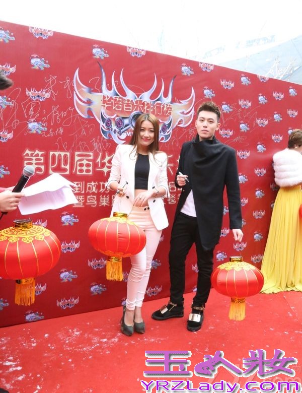 华语音乐排行榜2014启动仪式，奥运宣传大使 巨亿天华董事长，全能女神孙敬媛惊现现场，一身帅气的阿玛尼西装，脱去她以往的性感晚礼装换上西装的她 依然风采照人，不失性感俏皮，孙敬媛本次牵手男神陈希郡一同出席华语音乐排行榜的启动仪式，孙敬媛刚刚发行了2014年的新单曲“爱的光芒”，据悉，孙敬媛赴往三亚拍摄“爱的光芒”的MV，也将在新年过后与大家分享，本次MV巨亿天华公司邀请到了陆川电影《王的盛宴》中的副导演刘海制作并完成拍摄，期待新作。