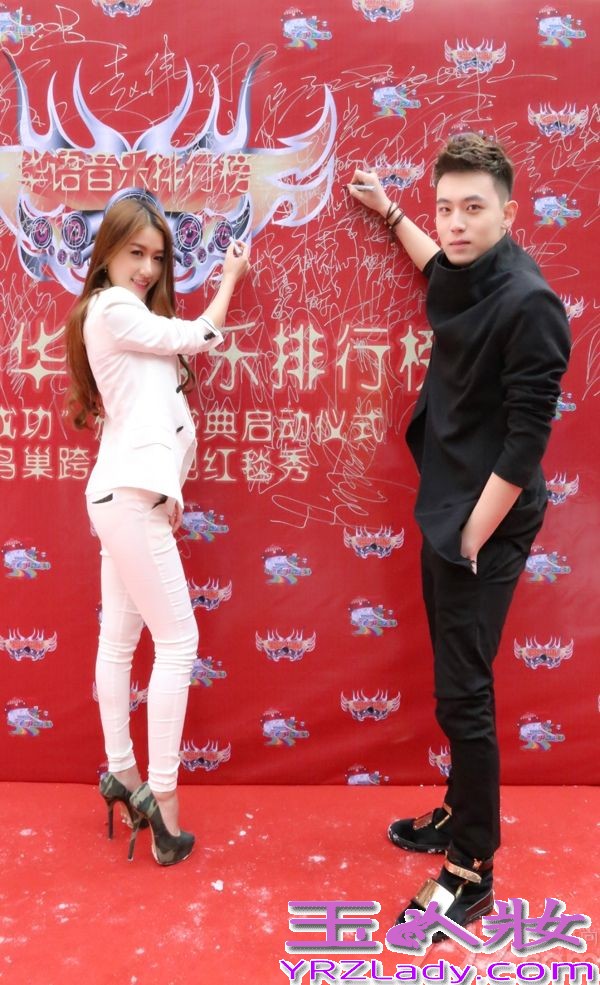 华语音乐排行榜2014启动仪式，奥运宣传大使 巨亿天华董事长，全能女神孙敬媛惊现现场，一身帅气的阿玛尼西装，脱去她以往的性感晚礼装换上西装的她 依然风采照人，不失性感俏皮，孙敬媛本次牵手男神陈希郡一同出席华语音乐排行榜的启动仪式，孙敬媛刚刚发行了2014年的新单曲“爱的光芒”，据悉，孙敬媛赴往三亚拍摄“爱的光芒”的MV，也将在新年过后与大家分享，本次MV巨亿天华公司邀请到了陆川电影《王的盛宴》中的副导演刘海制作并完成拍摄，期待新作。