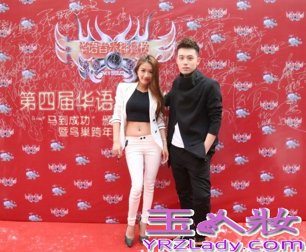 华语音乐排行榜2014启动仪式，奥运宣传大使 巨亿天华董事长，全能女神孙敬媛惊现现场，一身帅气的阿玛尼西装，脱去她以往的性感晚礼装换上西装的她 依然风采照人，不失性感俏皮，孙敬媛本次牵手男神陈希郡一同出席华语音乐排行榜的启动仪式，孙敬媛刚刚发行了2014年的新单曲“爱的光芒”，据悉，孙敬媛赴往三亚拍摄“爱的光芒”的MV，也将在新年过后与大家分享，本次MV巨亿天华公司邀请到了陆川电影《王的盛宴》中的副导演刘海制作并完成拍摄，期待新作。