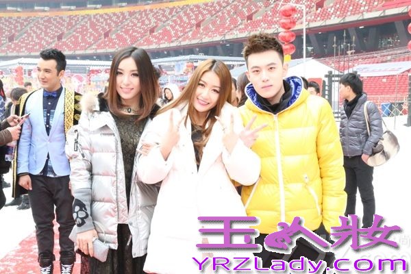 华语音乐排行榜2014启动仪式，奥运宣传大使 巨亿天华董事长，全能女神孙敬媛惊现现场，一身帅气的阿玛尼西装，脱去她以往的性感晚礼装换上西装的她 依然风采照人，不失性感俏皮，孙敬媛本次牵手男神陈希郡一同出席华语音乐排行榜的启动仪式，孙敬媛刚刚发行了2014年的新单曲“爱的光芒”，据悉，孙敬媛赴往三亚拍摄“爱的光芒”的MV，也将在新年过后与大家分享，本次MV巨亿天华公司邀请到了陆川电影《王的盛宴》中的副导演刘海制作并完成拍摄，期待新作。