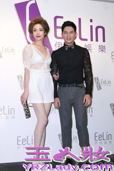 台湾知名模特公司伊林娱乐，近日举办了一场“透视主题”的年会，其中刘薰爱真空上阵仅靠刺绣遮住三点。有消息称三个月前她向设计师好友求救，表明自己无下限，只要不露点就好，见到一袭手工打造的黑色薄纱礼服，她立马下订。直到拿到衣服后，刘薰爱试穿后坦言有点进退两难，“尺度真的太大了!”由于礼服薄纱范围大，全身上下仅靠刺绣遮住三点，她无法穿着内在美，干脆豁出去真空上阵。