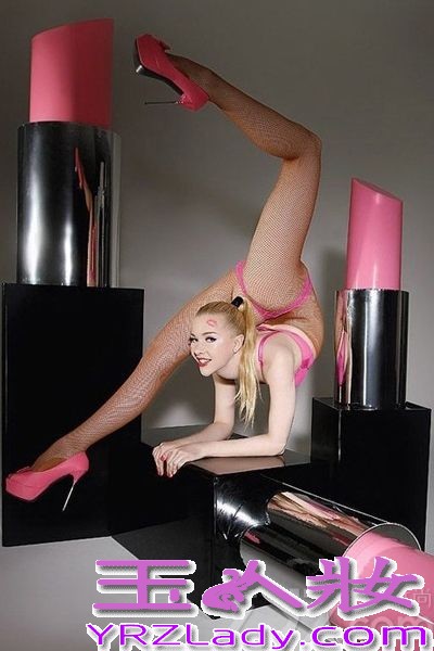 俄罗斯柔术美女札拉塔(Zlata)日前拍摄了2014年柔术表演日历。这位演员出身的27岁俄罗斯女孩Zlata被称为“世界上最柔弱的女人”，只有你想不到的动作， 没有她做不到的动作，而年历中这些不可思议的动作她都是在最轻松的状态下所完成。她的超柔软度简直惊人！