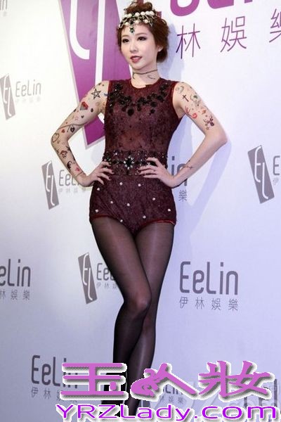 台湾知名模特公司伊林娱乐，近日举办了一场“透视主题”的年会，其中刘薰爱真空上阵仅靠刺绣遮住三点。有消息称三个月前她向设计师好友求救，表明自己无下限，只要不露点就好，见到一袭手工打造的黑色薄纱礼服，她立马下订。直到拿到衣服后，刘薰爱试穿后坦言有点进退两难，“尺度真的太大了!”由于礼服薄纱范围大，全身上下仅靠刺绣遮住三点，她无法穿着内在美，干脆豁出去真空上阵。