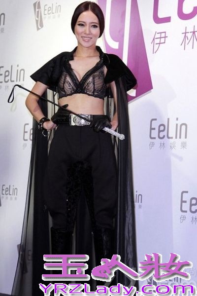 台湾知名模特公司伊林娱乐，近日举办了一场“透视主题”的年会，其中刘薰爱真空上阵仅靠刺绣遮住三点。有消息称三个月前她向设计师好友求救，表明自己无下限，只要不露点就好，见到一袭手工打造的黑色薄纱礼服，她立马下订。直到拿到衣服后，刘薰爱试穿后坦言有点进退两难，“尺度真的太大了!”由于礼服薄纱范围大，全身上下仅靠刺绣遮住三点，她无法穿着内在美，干脆豁出去真空上阵。