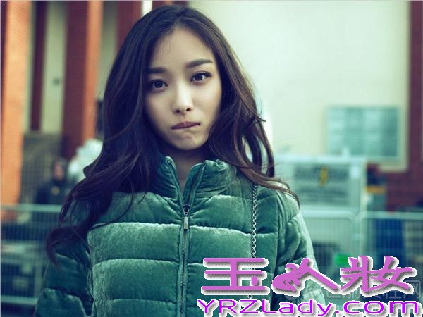 走在巴黎街头享受午后暖阳，这是倪妮来到巴黎后难得的悠闲时光，倪妮显得格外的活泼，时不时还会摆个鬼脸，从女神性感范儿一秒钟转化鬼马精灵Look，小女孩的俏皮劲儿显露无遗。