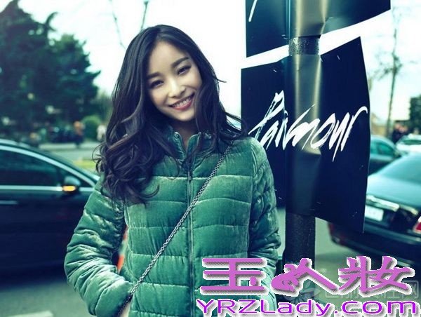 走在巴黎街头享受午后暖阳，这是倪妮来到巴黎后难得的悠闲时光，倪妮显得格外的活泼，时不时还会摆个鬼脸，从女神性感范儿一秒钟转化鬼马精灵Look，小女孩的俏皮劲儿显露无遗。