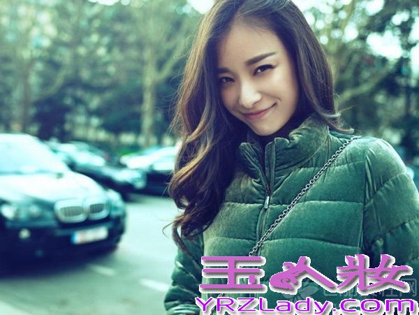 走在巴黎街头享受午后暖阳，这是倪妮来到巴黎后难得的悠闲时光，倪妮显得格外的活泼，时不时还会摆个鬼脸，从女神性感范儿一秒钟转化鬼马精灵Look，小女孩的俏皮劲儿显露无遗。