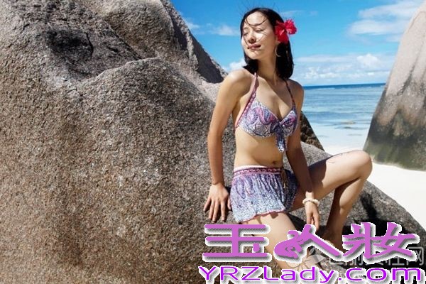 1983年出生的江一燕，是在07年电视剧《我们无处安放的青春》中饰演周蒙一角而被大家所熟知的，其后的几部作品让她更是让她声名鹊起，近日她远赴南非世界最美海滩之一的德阿让海滩，尺度大开素颜身着比基尼拍摄了一组写真，健康活力地展现了最生活最具江一燕个人独特标签的文艺式原始性感。