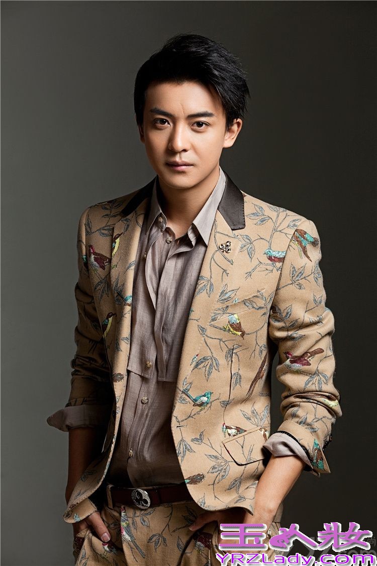 近日，内地演员李佳航曝光一组冬日温暖写真，片中李佳航一身帅气花样西装，俊朗面孔线条感十足。由李佳航参与主演的电视剧《爱情公寓4》将于1月17日开播，李佳航饰演张伟。