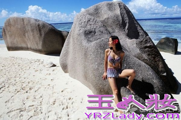 1983年出生的江一燕，是在07年电视剧《我们无处安放的青春》中饰演周蒙一角而被大家所熟知的，其后的几部作品让她更是让她声名鹊起，近日她远赴南非世界最美海滩之一的德阿让海滩，尺度大开素颜身着比基尼拍摄了一组写真，健康活力地展现了最生活最具江一燕个人独特标签的文艺式原始性感。