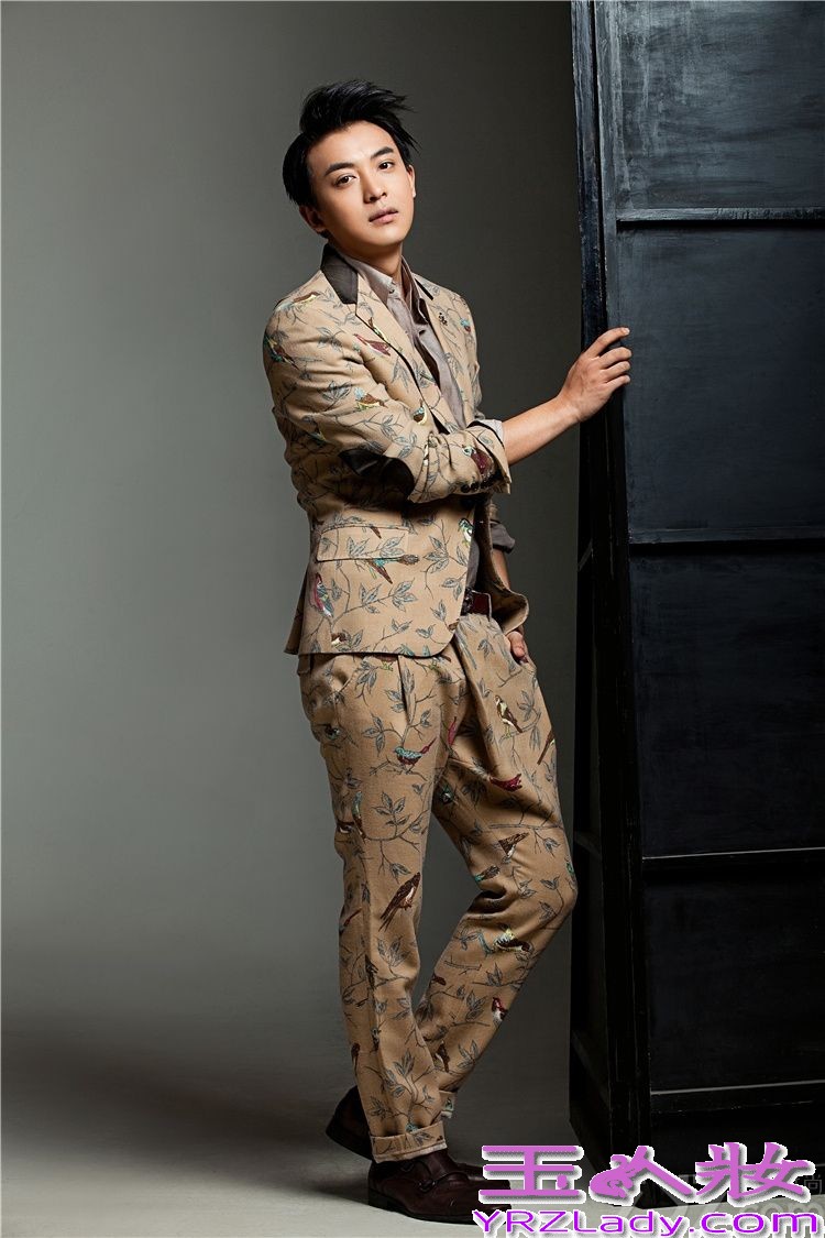 近日，内地演员李佳航曝光一组冬日温暖写真，片中李佳航一身帅气花样西装，俊朗面孔线条感十足。由李佳航参与主演的电视剧《爱情公寓4》将于1月17日开播，李佳航饰演张伟。