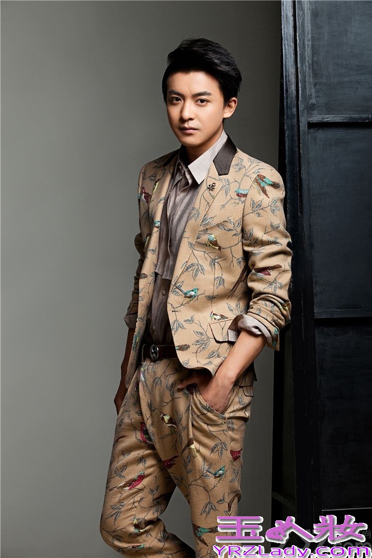 近日，内地演员李佳航曝光一组冬日温暖写真，片中李佳航一身帅气花样西装，俊朗面孔线条感十足。由李佳航参与主演的电视剧《爱情公寓4》将于1月17日开播，李佳航饰演张伟。