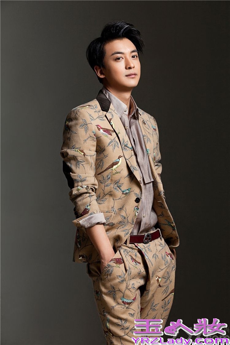 近日，内地演员李佳航曝光一组冬日温暖写真，片中李佳航一身帅气花样西装，俊朗面孔线条感十足。由李佳航参与主演的电视剧《爱情公寓4》将于1月17日开播，李佳航饰演张伟。