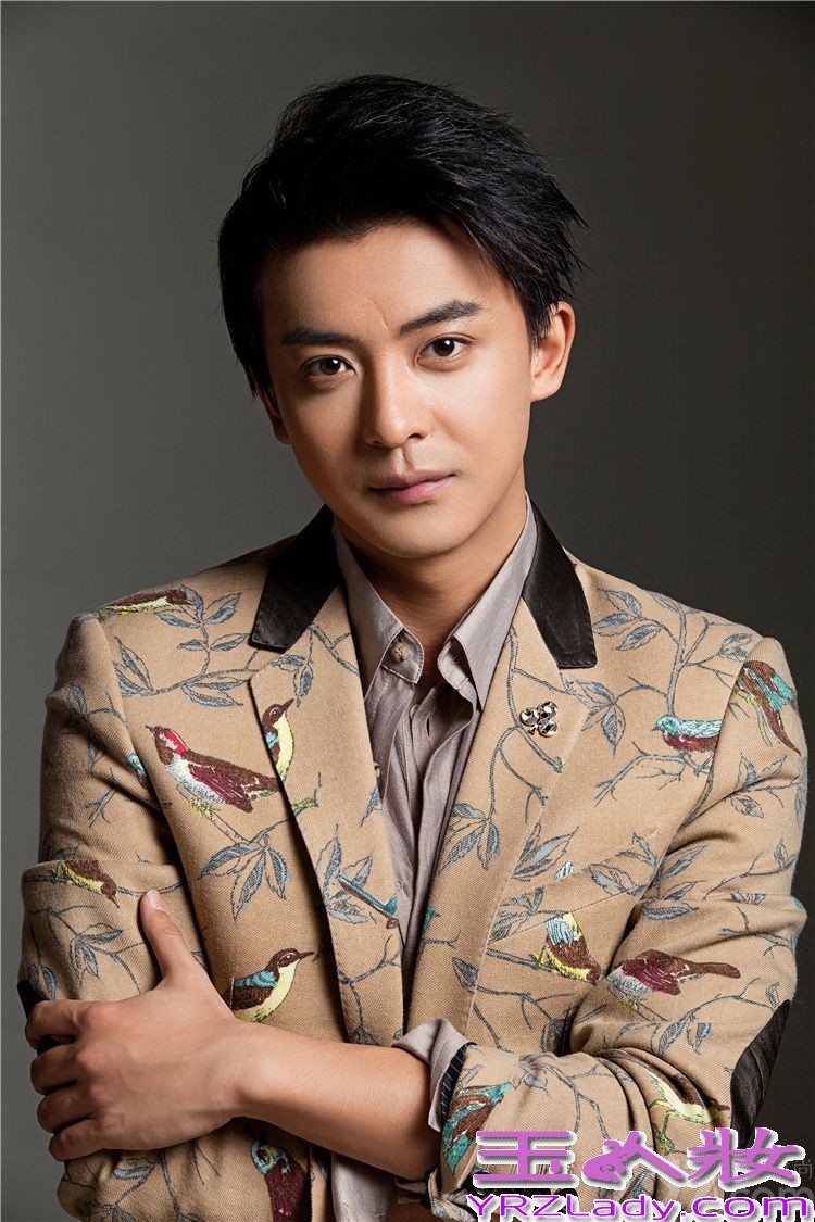 近日，内地演员李佳航曝光一组冬日温暖写真，片中李佳航一身帅气花样西装，俊朗面孔线条感十足。由李佳航参与主演的电视剧《爱情公寓4》将于1月17日开播，李佳航饰演张伟。