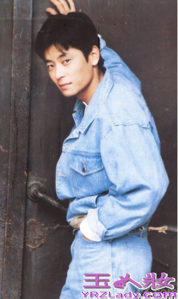 今日，王杰93年一套写真曝光，写真中的王杰身着水洗色牛仔装，另一款造型则是经典的皮衣，当年王杰正青春年少，清澈的眼神与浅蓝色的牛仔装略显青涩，加上中国风的大红色舞龙道具的映衬，有不乏暖暖的气氛。而不久前，王杰自弹自唱的《回家》视频也引起了网友的极大关注，更有无数网友喊话冯小刚请王杰上春晚。