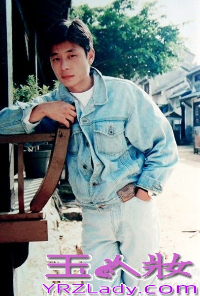 今日，王杰93年一套写真曝光，写真中的王杰身着水洗色牛仔装，另一款造型则是经典的皮衣，当年王杰正青春年少，清澈的眼神与浅蓝色的牛仔装略显青涩，加上中国风的大红色舞龙道具的映衬，有不乏暖暖的气氛。而不久前，王杰自弹自唱的《回家》视频也引起了网友的极大关注，更有无数网友喊话冯小刚请王杰上春晚。