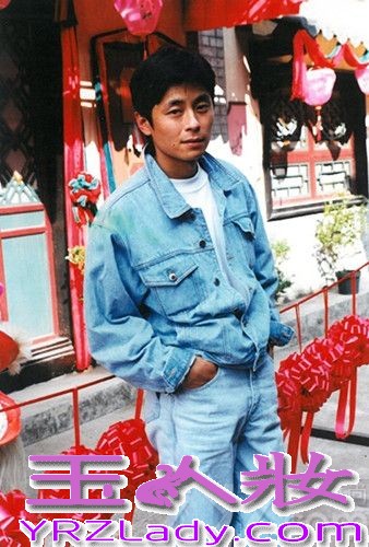 今日，王杰93年一套写真曝光，写真中的王杰身着水洗色牛仔装，另一款造型则是经典的皮衣，当年王杰正青春年少，清澈的眼神与浅蓝色的牛仔装略显青涩，加上中国风的大红色舞龙道具的映衬，有不乏暖暖的气氛。而不久前，王杰自弹自唱的《回家》视频也引起了网友的极大关注，更有无数网友喊话冯小刚请王杰上春晚。