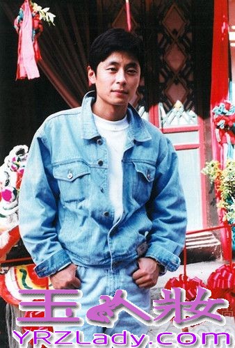 今日，王杰93年一套写真曝光，写真中的王杰身着水洗色牛仔装，另一款造型则是经典的皮衣，当年王杰正青春年少，清澈的眼神与浅蓝色的牛仔装略显青涩，加上中国风的大红色舞龙道具的映衬，有不乏暖暖的气氛。而不久前，王杰自弹自唱的《回家》视频也引起了网友的极大关注，更有无数网友喊话冯小刚请王杰上春晚。