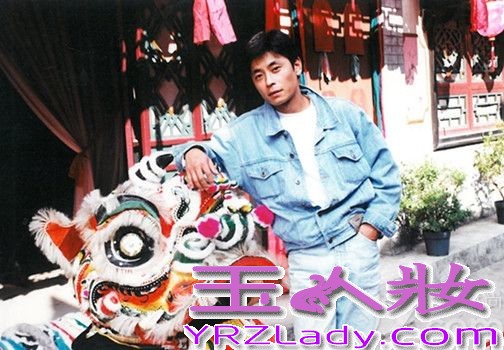 今日，王杰93年一套写真曝光，写真中的王杰身着水洗色牛仔装，另一款造型则是经典的皮衣，当年王杰正青春年少，清澈的眼神与浅蓝色的牛仔装略显青涩，加上中国风的大红色舞龙道具的映衬，有不乏暖暖的气氛。而不久前，王杰自弹自唱的《回家》视频也引起了网友的极大关注，更有无数网友喊话冯小刚请王杰上春晚。