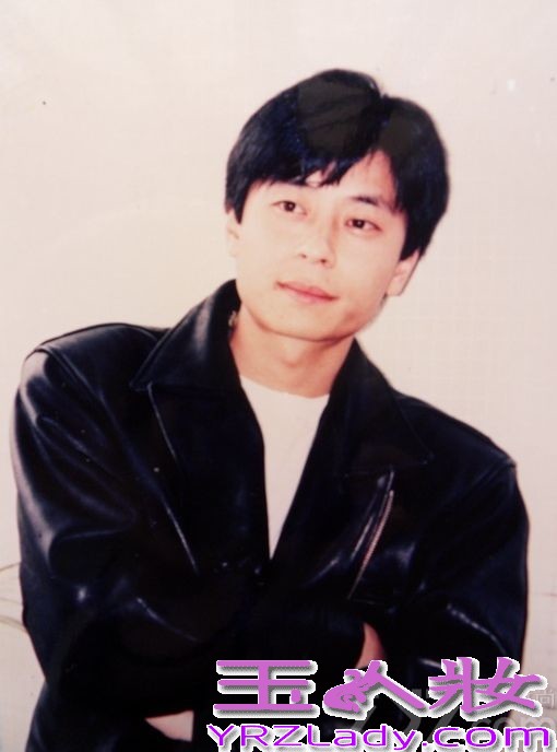 今日，王杰93年一套写真曝光，写真中的王杰身着水洗色牛仔装，另一款造型则是经典的皮衣，当年王杰正青春年少，清澈的眼神与浅蓝色的牛仔装略显青涩，加上中国风的大红色舞龙道具的映衬，有不乏暖暖的气氛。而不久前，王杰自弹自唱的《回家》视频也引起了网友的极大关注，更有无数网友喊话冯小刚请王杰上春晚。