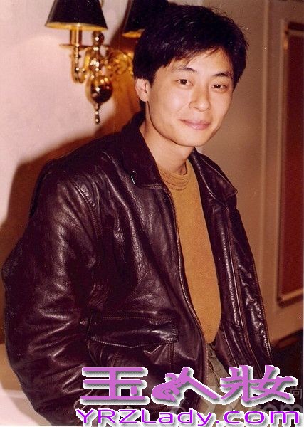 今日，王杰93年一套写真曝光，写真中的王杰身着水洗色牛仔装，另一款造型则是经典的皮衣，当年王杰正青春年少，清澈的眼神与浅蓝色的牛仔装略显青涩，加上中国风的大红色舞龙道具的映衬，有不乏暖暖的气氛。而不久前，王杰自弹自唱的《回家》视频也引起了网友的极大关注，更有无数网友喊话冯小刚请王杰上春晚。