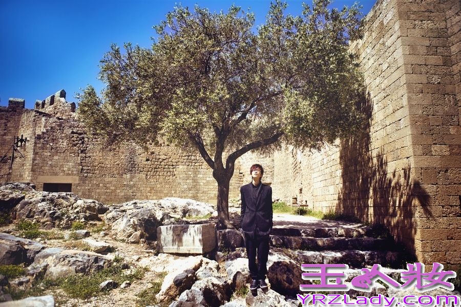 今日，许嵩首本摄影随笔集《海上灵光》中一组高清组图曝光，照片中的许嵩置身希腊纯净空气中闭起双眼思考状不经意的被摄影师拍下，似要带读者也进入那样的场景。据海蝶音乐相关工作人员透露，许嵩新专辑正在筹备中，今年将会与歌迷见面。