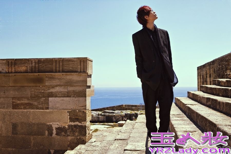 今日，许嵩首本摄影随笔集《海上灵光》中一组高清组图曝光，照片中的许嵩置身希腊纯净空气中闭起双眼思考状不经意的被摄影师拍下，似要带读者也进入那样的场景。据海蝶音乐相关工作人员透露，许嵩新专辑正在筹备中，今年将会与歌迷见面。