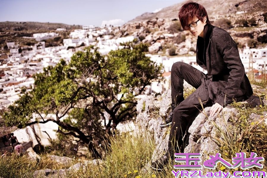 今日，许嵩首本摄影随笔集《海上灵光》中一组高清组图曝光，照片中的许嵩置身希腊纯净空气中闭起双眼思考状不经意的被摄影师拍下，似要带读者也进入那样的场景。据海蝶音乐相关工作人员透露，许嵩新专辑正在筹备中，今年将会与歌迷见面。